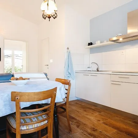 Apartment Cosy Close To The And Centre Porec